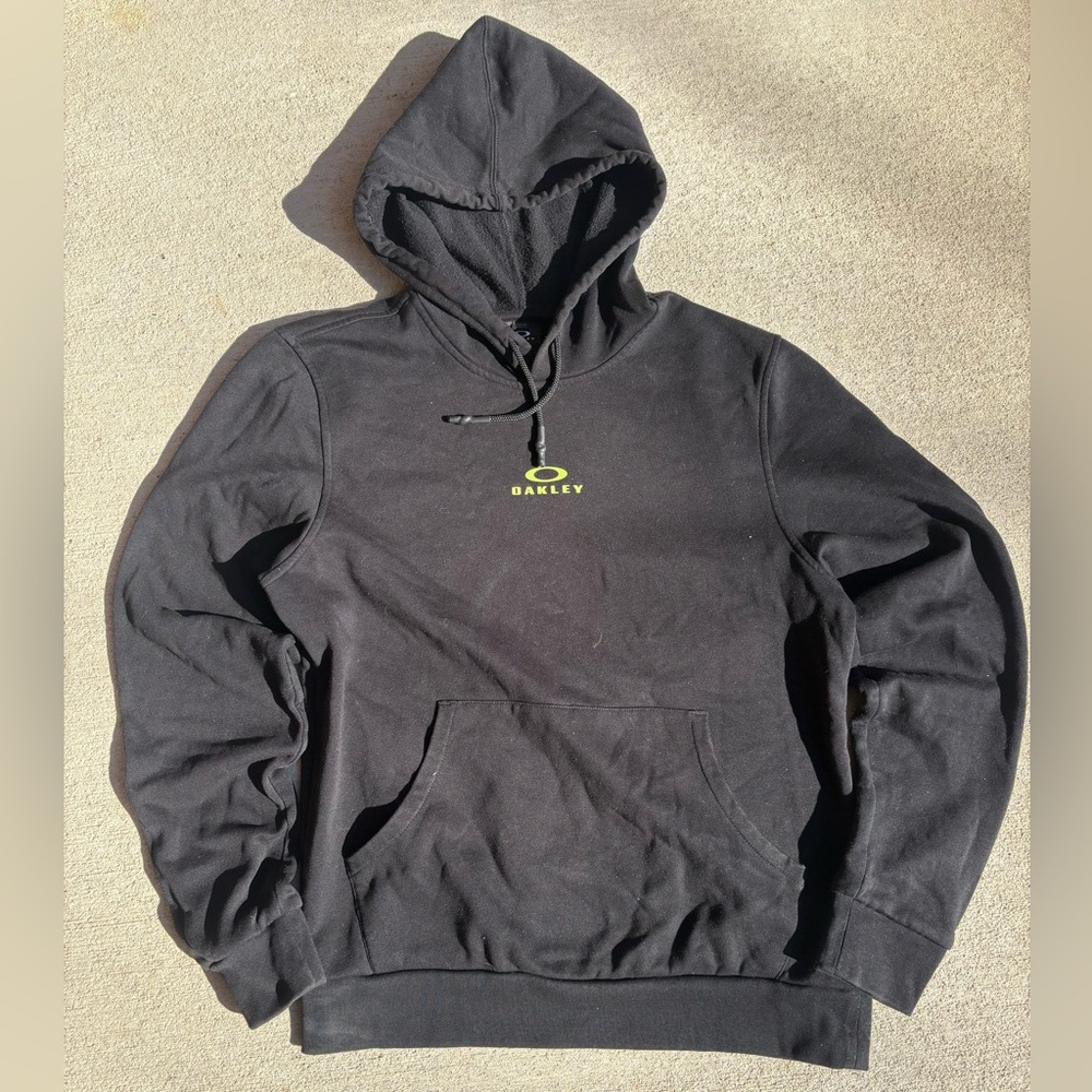 Authentic limited OAKLEY black hoodie SIZE MEDIUM!! Brand newwww